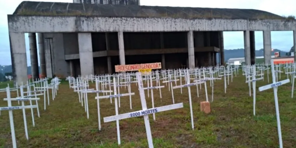 Para simbolizar cada uma das vítimas, a organização colocou 400 cruzes no pátio do teatro abandonado da cidade