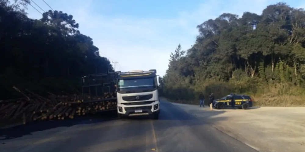 Equipes da Polícia Rodoviária Federal estão no local prestando atendimento nesta ocorrência