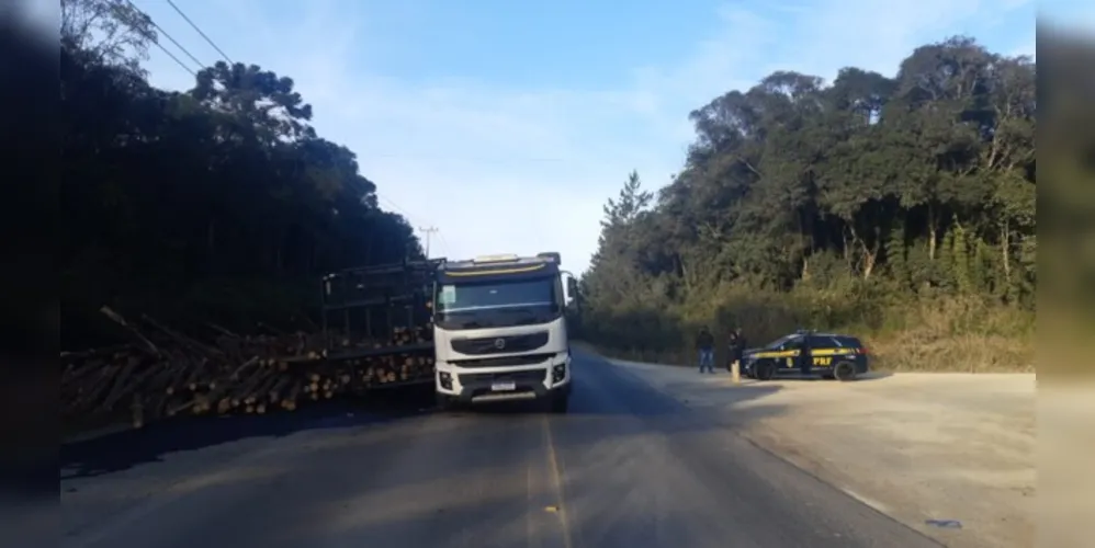 Equipes da Polícia Rodoviária Federal estão no local prestando atendimento nesta ocorrência
