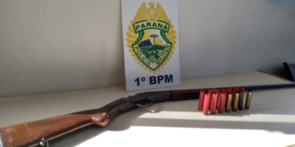 Médico foi detido por posse irregular da arma de fogo em investigação que apura fraude na emissão de atestados