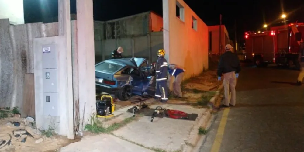 Acidente aconteceu na noite deste sábado (8) na Rua Londrina, Vila Santo Antônio.