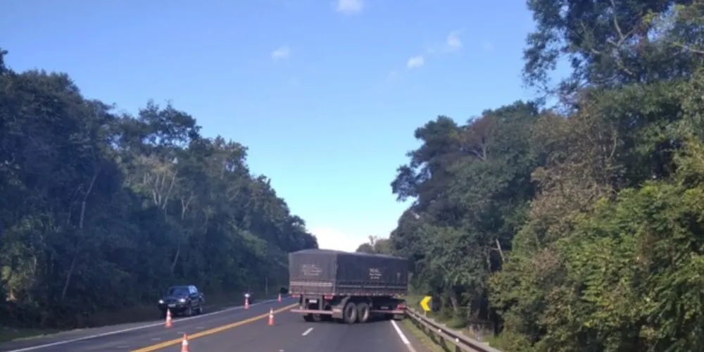 Caminhão teve pane mecânica e parou na pista