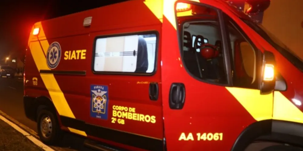 Acidente ocorreu na noite desta sexta-feira (14) e mobilizou equipes de socorro