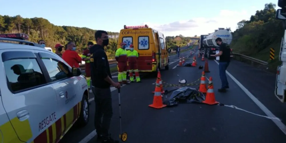 As primeiras informações são de que os ocupantes da moto são dois rapazes de 20 e 18 anos, moradores do bairro de Uvaranas em Ponta Grossa