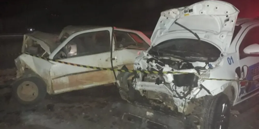 Segundo informações preliminares, o condutor do VW Gol teria invadido a pista onde estava a Fiat Strada vindo a colidir frontalmente com uma Fiat Strada