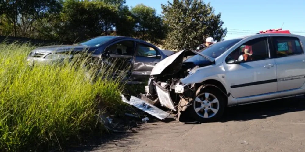 Segundo informações, o condutor de um Peugeot seguia pela rua Aleixo Barszcz quando furou a preferencial e atingiu um automóvel Voyage