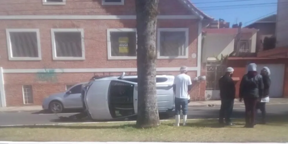 Veículo tombou após atingiu outro que estava parado
