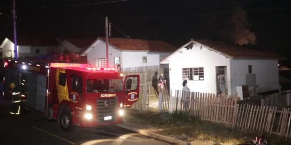 Curto-circuito no sistema elétrico do imóvel, provocado por um 'gato' feito pelo vizinho pode ter causado o início das chamas