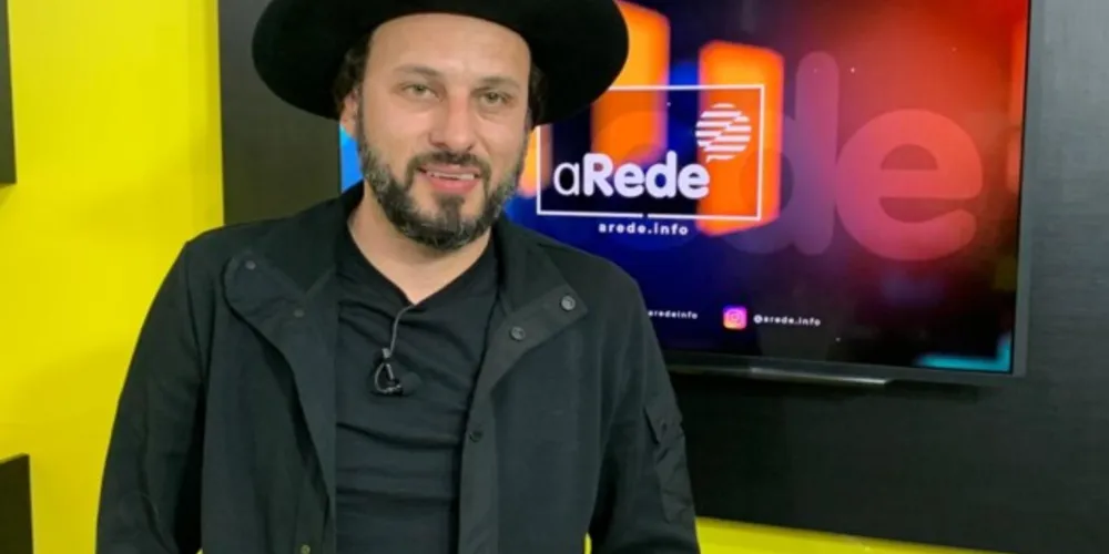 Imagem ilustrativa da imagem Cantor de Ponta Grossa faz sucesso na Internet