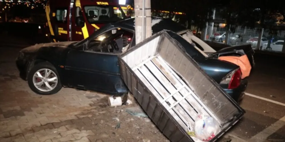 Acidente foi registrado na noite deste sábado (29), na Avenida Visconde de Taunay