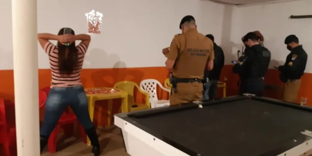 Ao todo, 74 estabelecimentos foram fiscalizados na noite deste sábado (29)