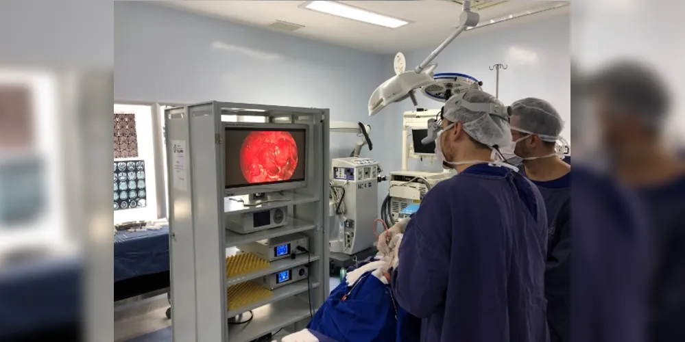 Acesso ao tumor localizado no cérebro é feito pelo nariz utilizando um sistema de vídeo em técnica minimamente invasiva