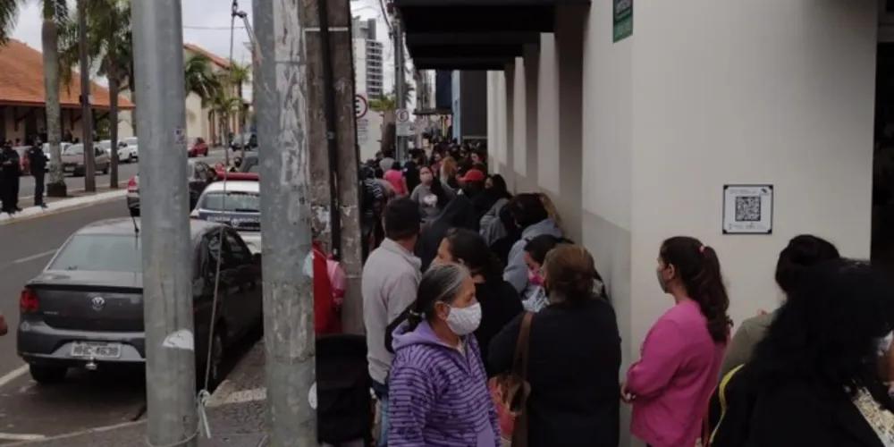 Manhã de segunda-feira teve fila e aglomeração para o cadastro