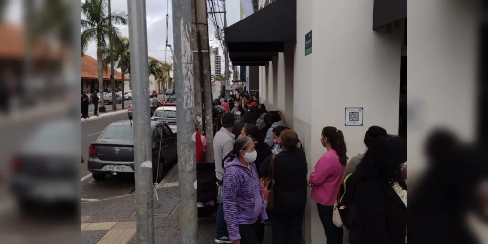 Manhã de segunda-feira teve fila e aglomeração para o cadastro