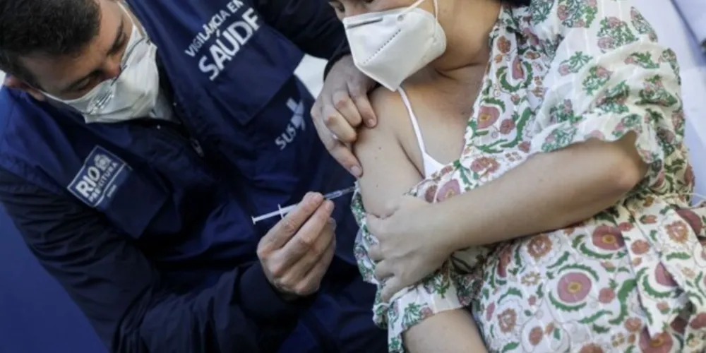 A bula atual da vacina contra a covid-19 da AstraZeneca não recomenda o uso da vacina sem orientação médica