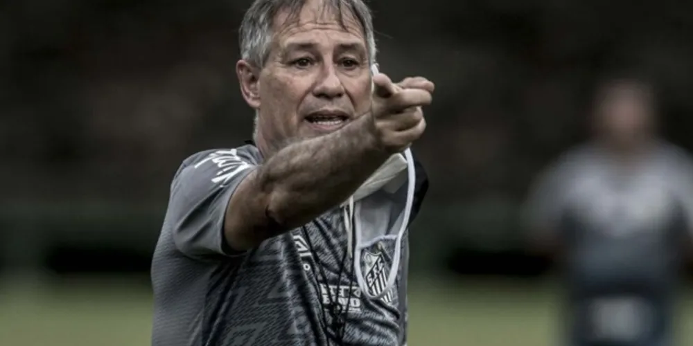 Imagem ilustrativa da imagem Após 2 meses no cargo, Ariel Holan pede demissão do Santos