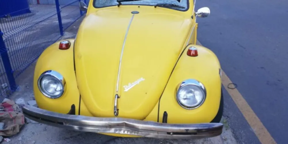 Fusca envolvido no acidente será examinado pelos policiais