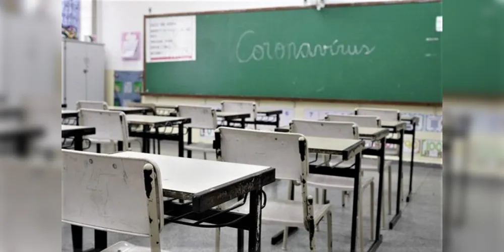 Decisão leva em conta o alto número de casos ativos da covid-19 no município
