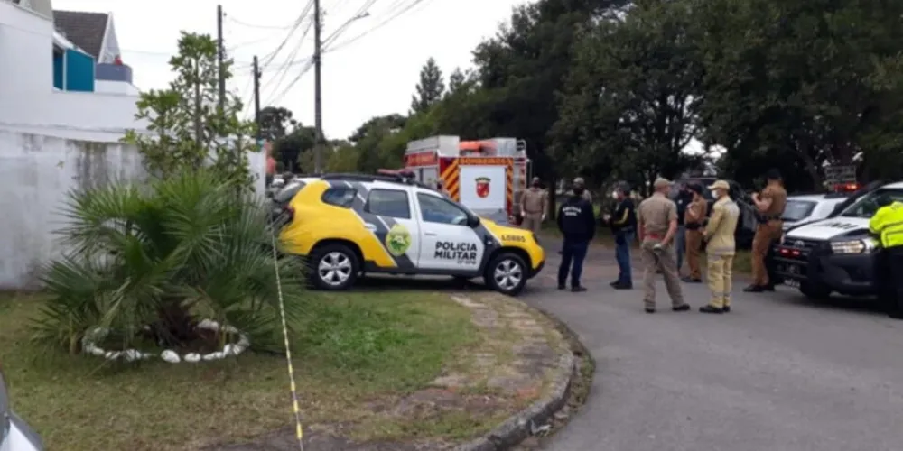 Homem de 40 anos teria matado a mãe asfixiada e a suspeita é de que o corpo do pai esteja enterrado há uma semana no terreno