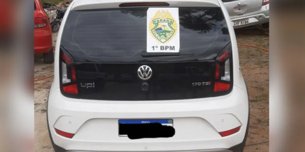 Carro praticante de racha foi apreendido pela Polícia Militar, nesta segunda-feira