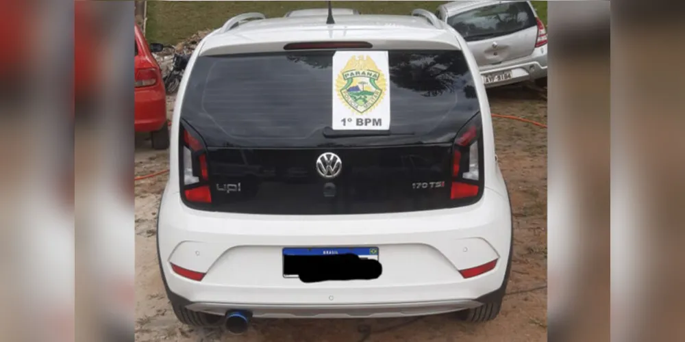 Carro praticante de racha foi apreendido pela Polícia Militar, nesta segunda-feira