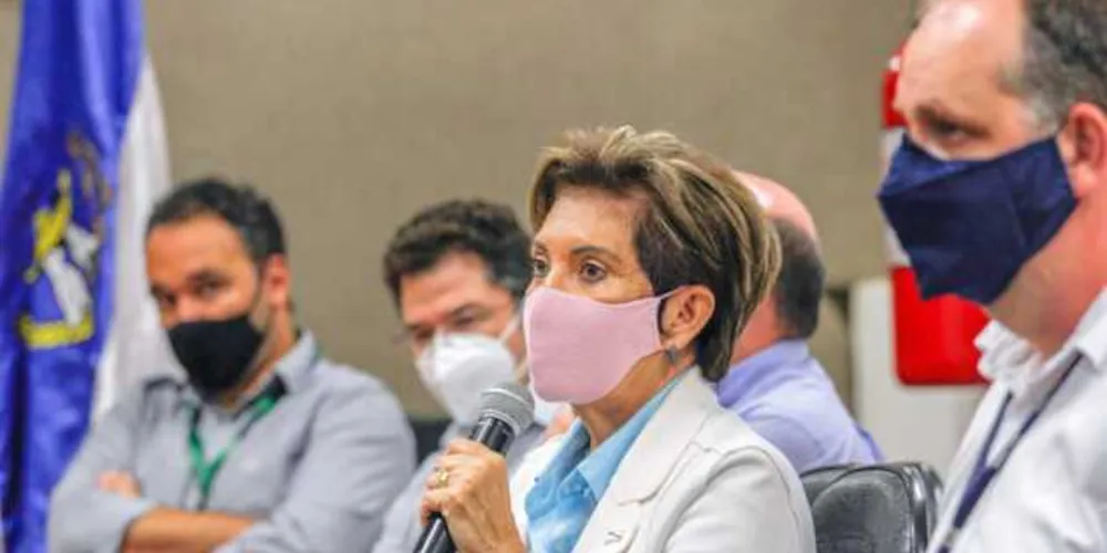 Prefeita Elizabeth durante a coletiva de imprensa de ontem (11).