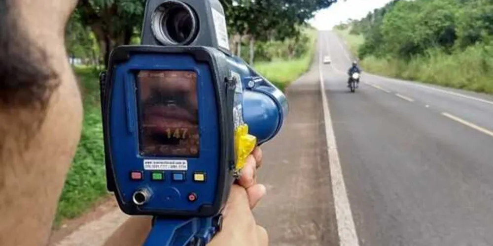 É proibida a instalação de radares fixos ou portáteis em locais escondidos.