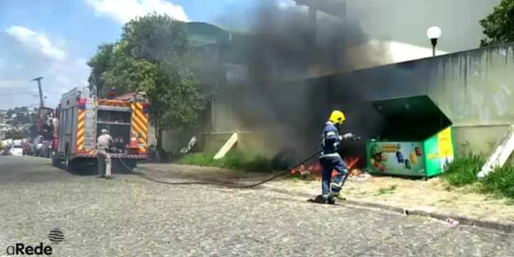 Imagem ilustrativa da imagem Vândalos incendeiam lixeira só para ver a fumaça