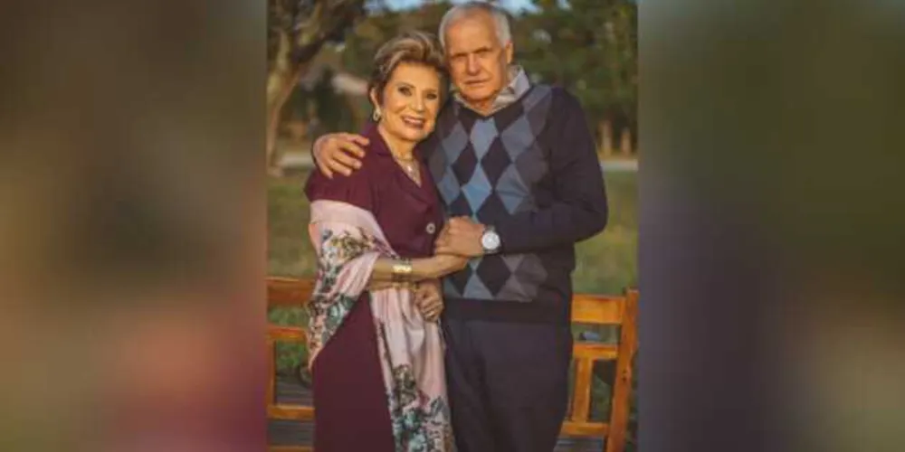 Felicitações – No próximo domingo (14), o empresário Lourival Schmidt celebrará na intimidade familiar a passagem de seu aniversário.  No registro especial, o nosso aniversariante e sua esposa Elizabeth Schmidt. Da coluna RC os votos de alegrias e saúde. 
