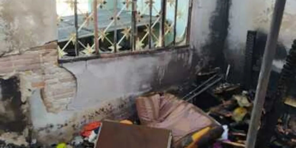 Fogo no quintal do vizinho destruiu a residência do casal de idosos