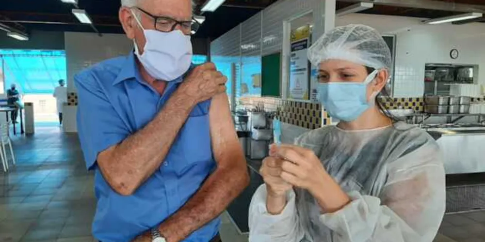 Idoso de 79 anos recebe dose da vacina neste sábado