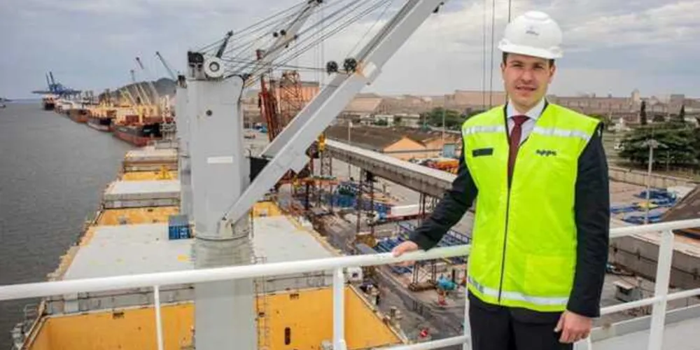 Marcus Freitas, diretor jurídico da Portos do Paraná celebra o aniversário do Porto de Paranaguá.
