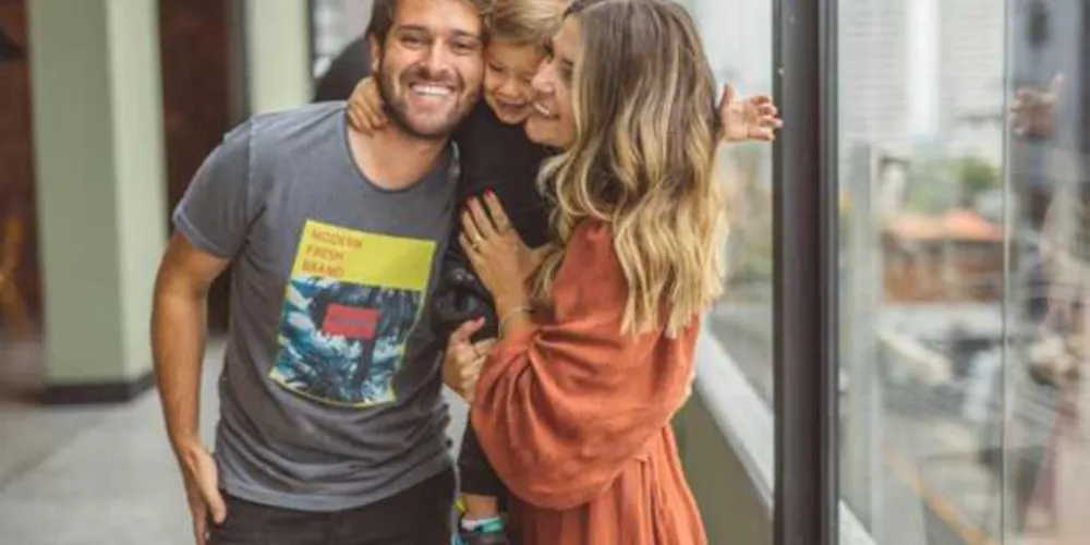 Bday - O pequeno Caetano R. Chezini, filho do casal Luiz Henrique Chezini e Aline Rogério Chezini, foi muito cumprimentado pela chegada de segundo aniversário no último domingo (14). Luiz responde pelo restaurante Miro Cozinha e Vinho, que é a sensação da cidade quando o assunto é gastronomia. Da coluna RC os votos de alegrias e prosperidade.