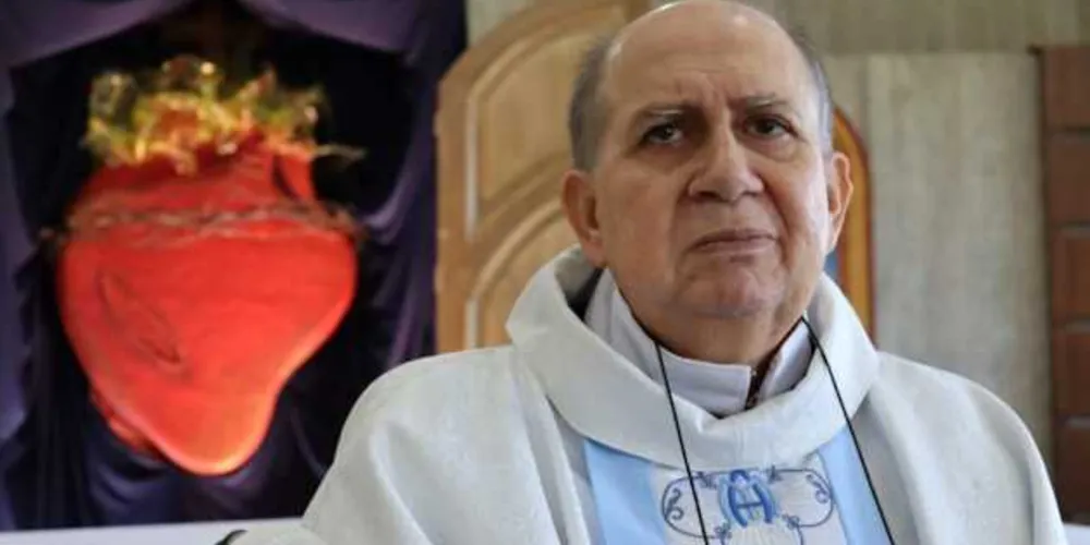 Imagem ilustrativa da imagem Padre Wilton realiza bênção em frente aos hospitais de PG