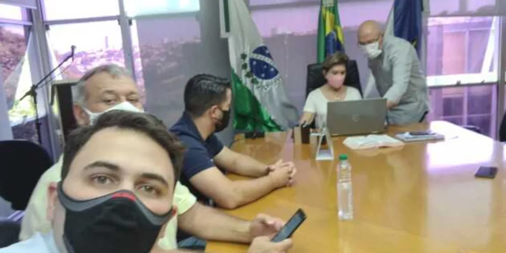 A reunião acontece na sala de reuniões da Prefeitura. 