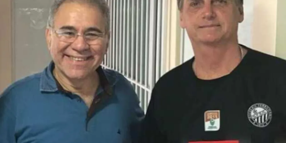 Foto de Marcelo Queiroga e Jair Bolsonaro destaca o Fantasma de Vila Oficinas