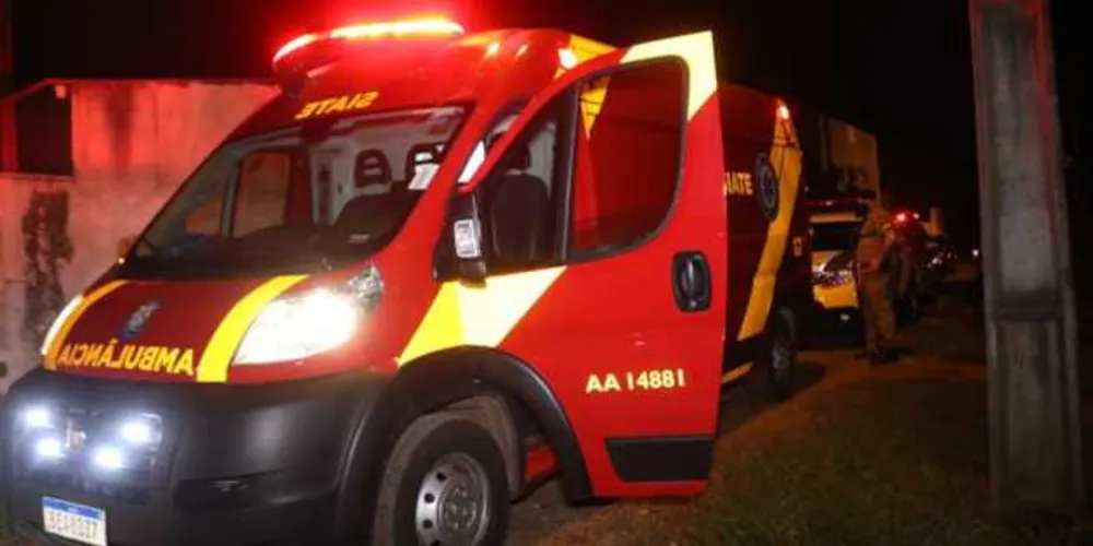 Equipes do Siate também estiveram no local prestando atendimento ao homem e encaminhando ao Pronto Socorro Municipal com ferimentos moderados