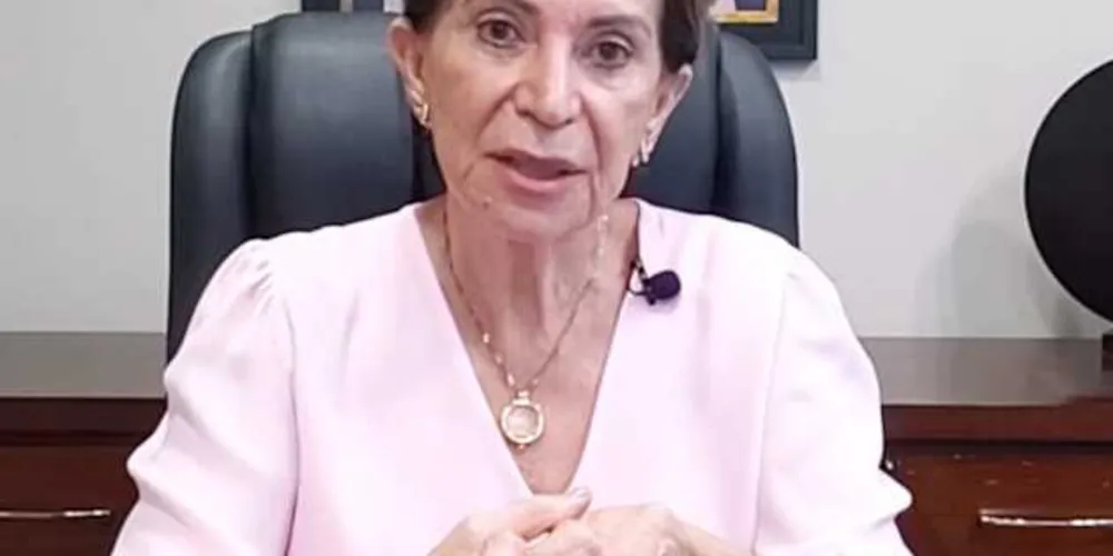 Elizabeth Schmidt relatou que está sofrendo com hostilidades, pessoas tentando pichar os muros de sua residência e soltando rojões na porta de casa