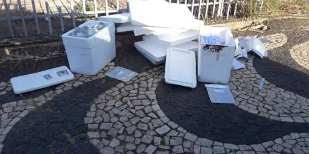A vigilância sanitária foi acionada para averiguar a situação.