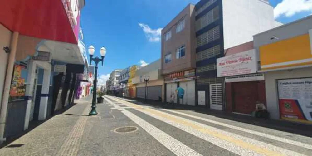 No calçadão da rua Coronel Cláudio poucas pessoas circulavam a pé