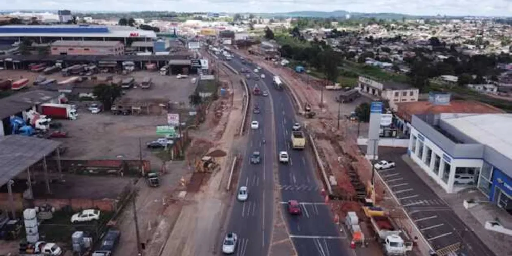 Legenda das Fotos: Obras na Avenida Souza Naves, em Ponta Grossa, são alguns dos pontos onde o novo material foi utilizado