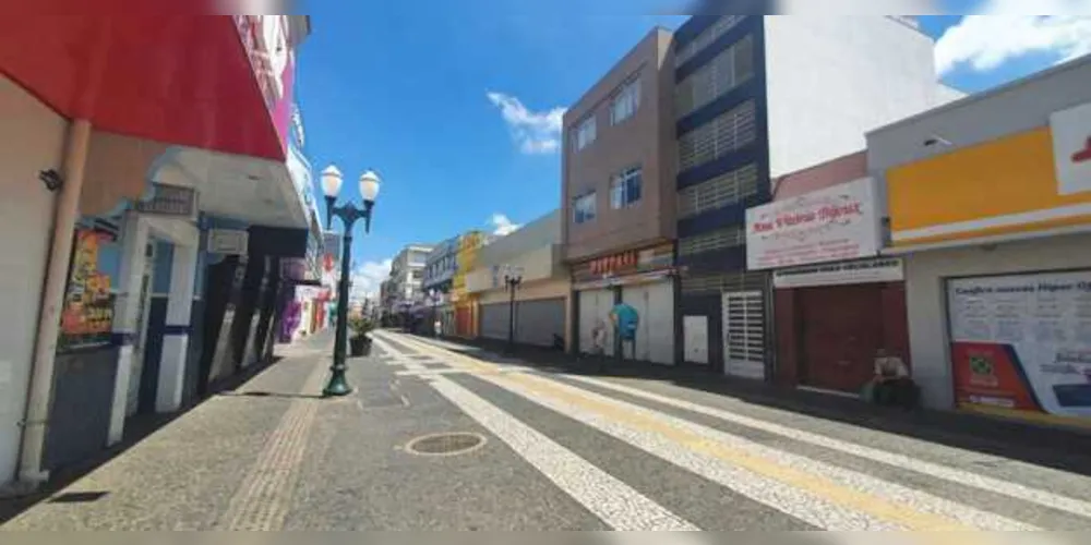 Lojas do comércio não essenciais estão fechadas desde quinta-feira na cidade