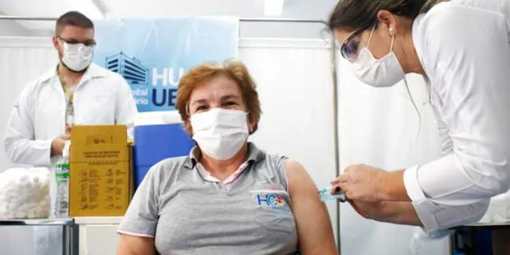 Idosos de 75 a 78 anos estão sendo vacinados neste sábado (20) em Ponta Grossa.