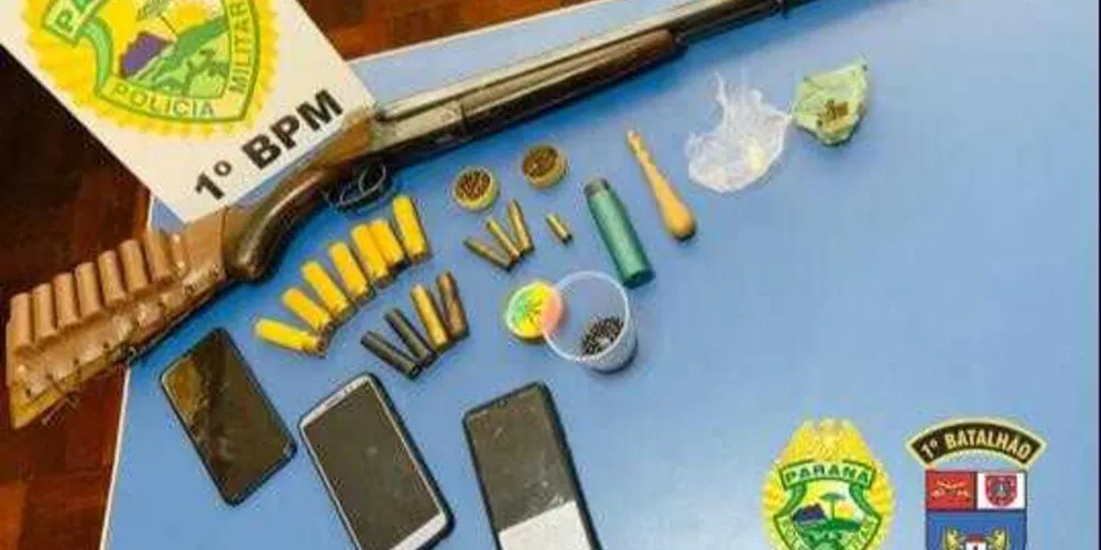 Polícia encontrou uma espingarda e uma pequena quantidade de substância entorpecente durante a ação