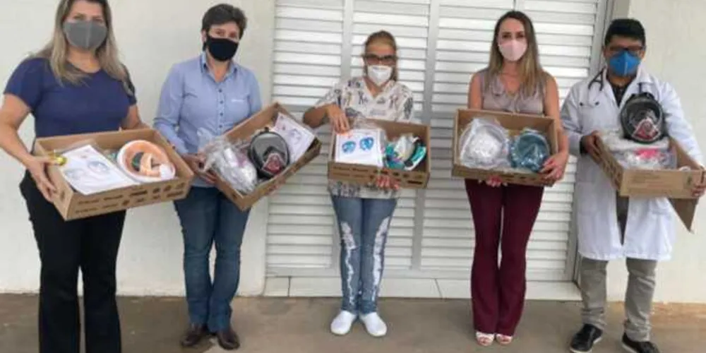 Representantes da AFCC, Castrolanda Sicredi e membros da Secretaria de Saúde durante entrega das máscaras. ao município.