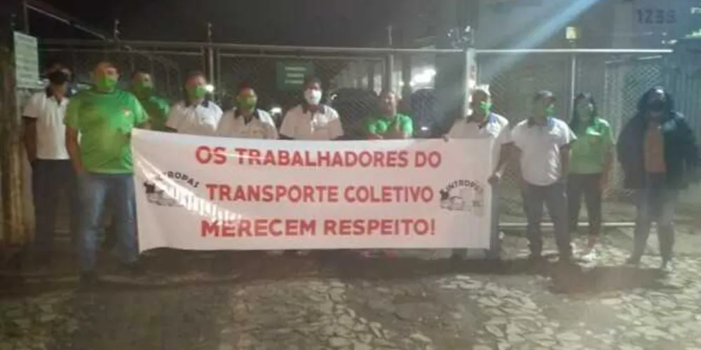 A categoria reivindica o salário em parcela única e não em quatro, como tem ocorrido. 