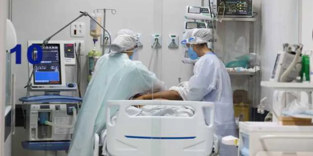 Médicos e médicas estão sobrecarregados, cumprindo jornadas longas e extenuantes. 