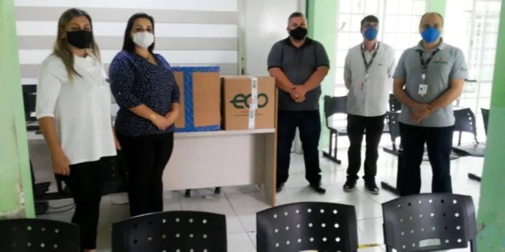 Doações foram recebidas pela prefeita Elisangela Pedroso (PSB) e pelo vice, Jeverson Gomes da Silva (PDT), nesta segunda-feira (22)