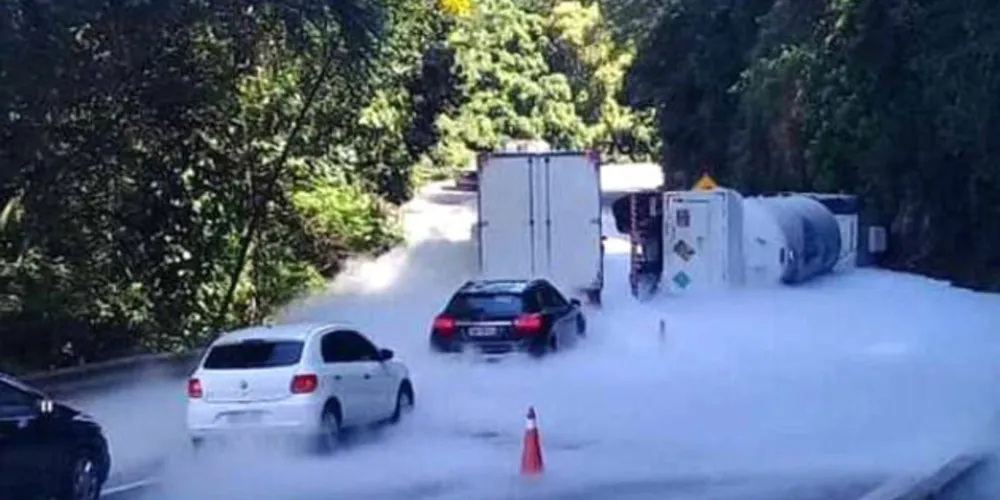 Dois ocupantes do caminhão tiveram ferimentos leves e foram levados para o hospital