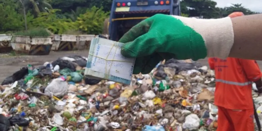 Doméstica colocou no lixo, sem querer, uma sacola com R$ 10 mil da patroa